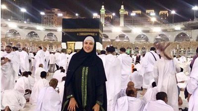  الفنانة المصرية ياسمين عبدالعزيز توثق مشاهد من العمرة وزيارة المسجد النبوي (صور)
