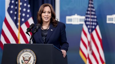 تعرض سيارة نائبة الرئيس الأمريكي لحادث مروري.. ماذا حدث؟