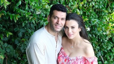  النجم التركي مراد يلدريم ينشر مجموعة صور مع زوجته إيمان الباني في مراحل الحمل