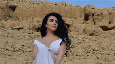 بفستان أبيض اللون.. النجمة المصرية ميرهان حسين تتصدر محركات البحث (صور)