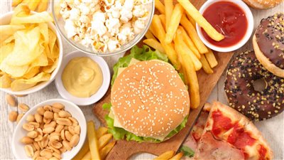 خبيرة تكشف ما يجري في جسم الإنسان عند تناول الأكلات السريعة باستمرار