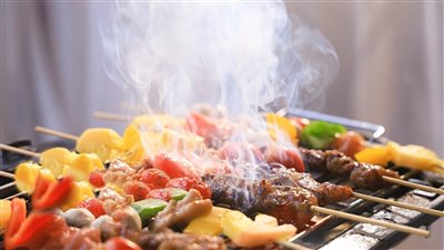 طريقة عمل الكباب والكفتة على الفحم.. أكلة مقترحة لأيام المواسم     