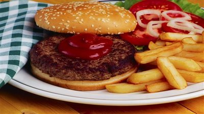 دراسة توضح ما يجري في جسم الإنسان عند تناول الأكلات السريعة