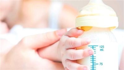  لأول مرة.. باحثون يكتشفون جسيمات بلاستيكية دقيقة في حليب مجموعة من الأمهات