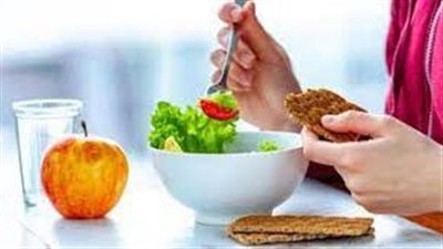 باحثون يكشفون آثار تناول الطعام في أوقات مختلفة على الجسم وفقدان الوزن