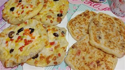 طريقة عمل البيتزا الشرقي.. وصفتين من الفطير المحشو بالدجاج والخضار