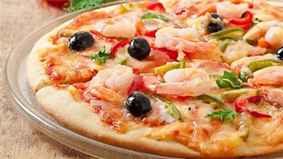 طريقة عمل البيتزا بالجمبري فاطمة أبو حاتي.. خطوات وأسرار نجاح الوصفة بالفيديو