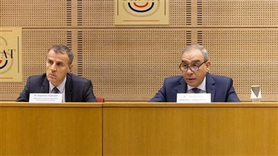 سفير مصر في باريس يُطلع أعضاء مجلس الشيوخ الفرنسي على رؤية مصر لمؤتمر COP27