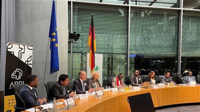 السفير المصري في برلين يطرح في البوندستاج أولويات الرئاسة المصرية لمؤتمر COP27