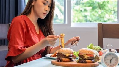 باحثون يكشفون ما يحدث عند تناول الطعام في وقت متأخر من اليوم