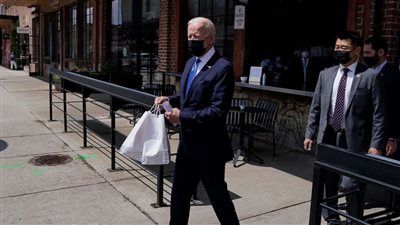 جو بايدن يسارع لمكافأة نفسه بوجبة دجاج وخصم 50% عليها داخل أحد المطاعم (فيديو)