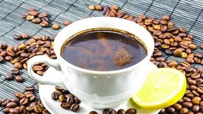 ماذا يحدث عن إضافة عصير الليمون إلى القهوة السوداء؟