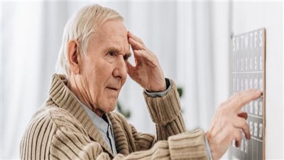 باحثون: نظام غذائي يبطئ تدهور الدماغ المرتبط بالعمر