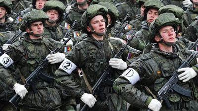 مقتل 11 جنديًا روسيًا في إطلاق نار جماعي على يد زملائه المتطوعين.. القصة الكاملة