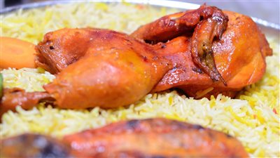 طريقة عمل المندي بالفراخ.. وصفة سهلة بصوص الدقوس - فيديو