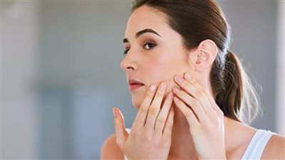 أبرزها بقع خشنة قشرية.. علامات البشرة الحساسة (طرق العلاج)