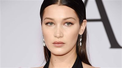 شاهد.. عارضة الأزياء بيلا حديد تثير الجدل على مواقع التواصل