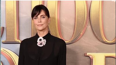  النجمة تشارليز ثيرون تشعل مواقع التواصل (صور)