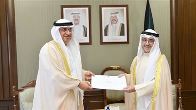 وزير الخارجية الكويتي يتسلم رسالة خطية من نظيره الإماراتي