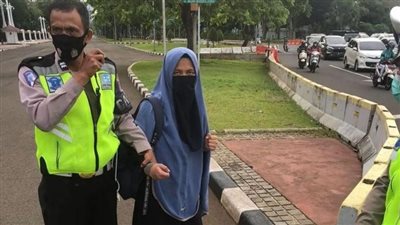  مقطع فيديو يوضح.. ما هي المرأة التي ظهرت أمام القصر الرئاسي بإندونيسيا؟