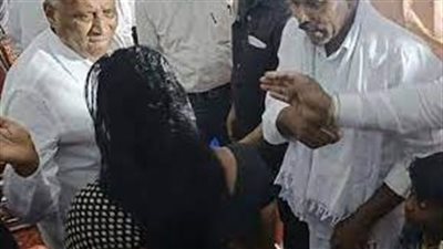 على مرأى من الجميع.. صفع امرأة بطريقة مهينة بالهند