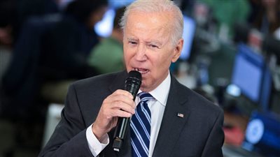 على الطريقة الهندية.. يقف بايدن إلى جوار زوجته للاحتفال بمهرجان ديوالي