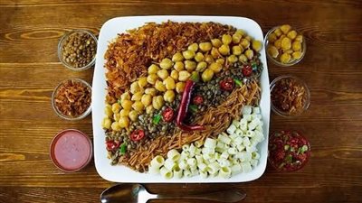 طريقة عمل الكشري مثل المطاعم.. أسرار تحضير الصلصة والدقة وزيت الشطة