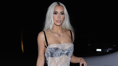 بفستان أبيض طويل شفاف.. كيم كارداشيان في عيد ميلادها الـ42 بإطلالة جريئة (صور)