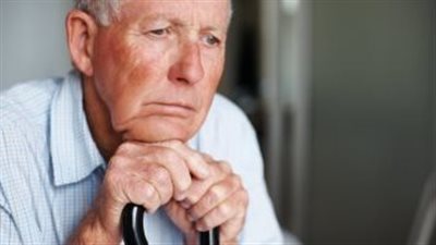 باحثون يكشفون أن كبار السن يحتاجون إلى تناول السوائل على نحو كاف (الأسباب)