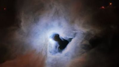 تليسكوب هابل يلتقط صورة لهيكل كوني غير عادي يشبه 