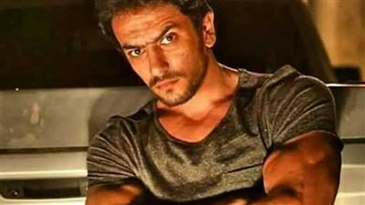 الممثل المصري أحمد العوضي لمطالبة جماهيره بالبحث عن أحد الأشخاص (القصة الكاملة)