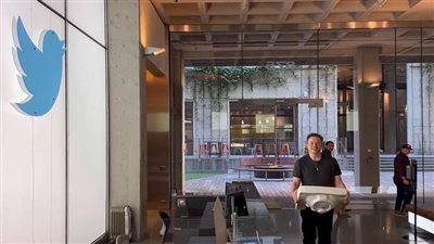 شاهد.. الملياردير الأمريكي إيلون ماسك في مقر شركة تويتر