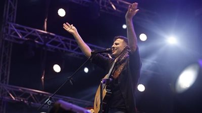 الفنان المصري حمزة نمرة على مسرح مركز المنارة في القاهرة بحضور جماهيري واسع