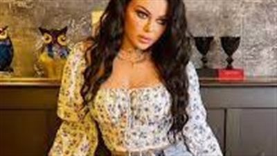 الفنانة اللبنانية هيفاء وهبي تتعثر لحظة نزولها من طائرتها في مطار الرياض 