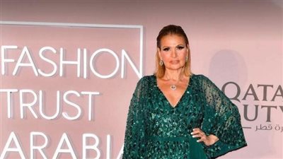  بفستان أخضر اللون.. الفنانة المصرية يسرا تتصدر التريند (صور)