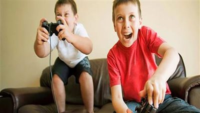 كيف يشكل إدمان الأطفال لألعاب الفيديو مشكلة صعبة لملايين الأسر في العالم؟