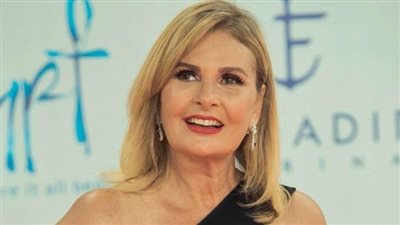  يسرا بإطلالة فخمة خلال حفل جوائز Fashion Trust Arabia