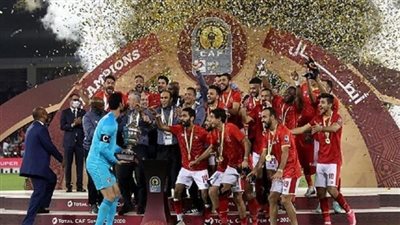 كيف احتفل لاعبو الأهلي بكأس السوبر المصري؟ (فيديو)