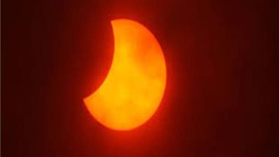 تزامنا مع نهاية ربيع الأول.. القصة الكاملة لظاهرة الكسوف الجزئي للشمس يوم غد الثلاثاء