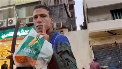 مفاجأة بشأن هوية عامل النظافة الذي تصدر مواقع التواصل (صورة)