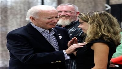  برفقة حفيدته ناتالي.. بايدن يصوت بشكل استباقي في انتخابات التجديد النصفي (صور)