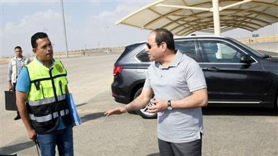  السيسي يقوم بجولة تفقدية بمدينة السيارات المتكاملة (صور)