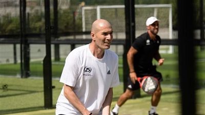  الفرنسي زين الدين زيدان يمارس رياضة البادل بانتظام في ظل ابتعاده عن التدريب (صور)