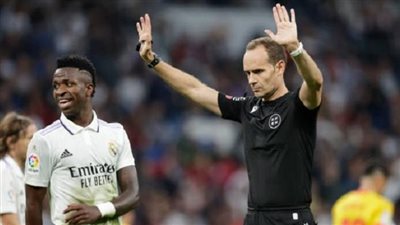 واليس الحديث الذي دار بين بعض لاعبي ريال مدريد وحكم مباراتهم الأخيرة