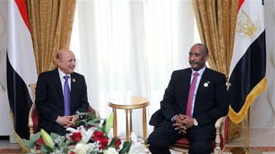 البرهان يلتقي العليمي على هامش القمة العربية في الجزائر