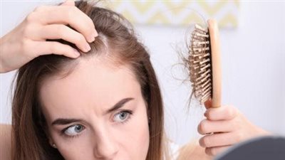 أسباب تساقط الشعر عند الشباب والفتيات.. 5 عوامل رئيسية 