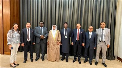 رئيس البرلمان العربي يلتقي مع المبعوث الأممي لليبيا على هامش قمة الجزائر