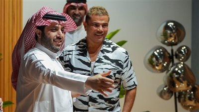  تركي آل الشيخ ينشر صورا تجمعة بالنجم المصري عمرو دياب في الرياض 