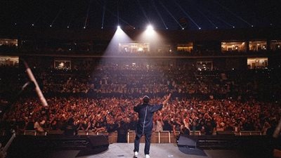  الفنان المصري عمرو دياب ينشر مجموعة صور من الحفل الاستثنائي ضمن فعاليات موسم الرياض