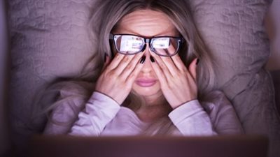 باحثون يكشفون العلاقة بين الضوء الأزرق والصداع النصفي